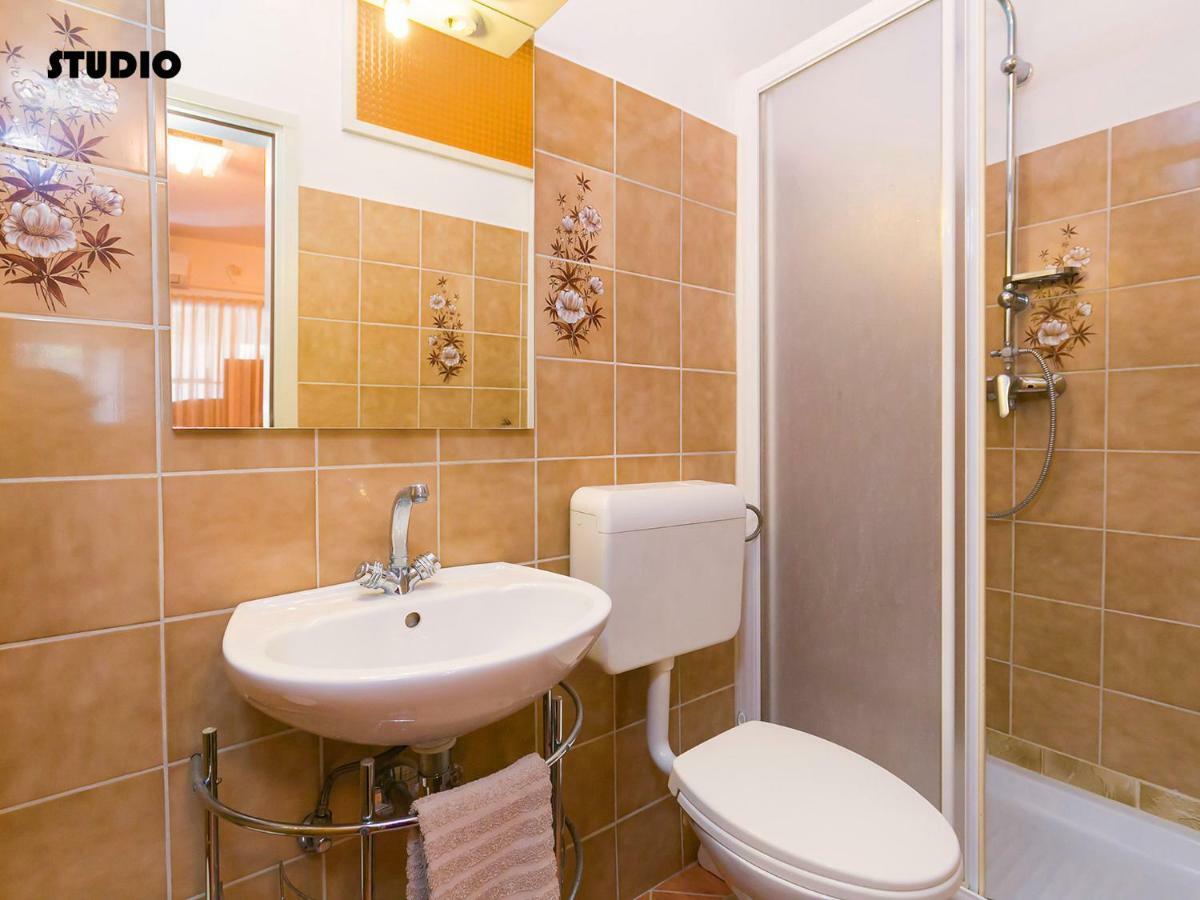 Apartments Nives ポレッチ エクステリア 写真